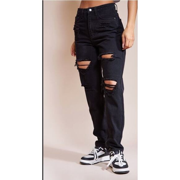 Pretty Little Thing Plus - Distressed Mom Jeans In Washed Black - Picture 6 of 7